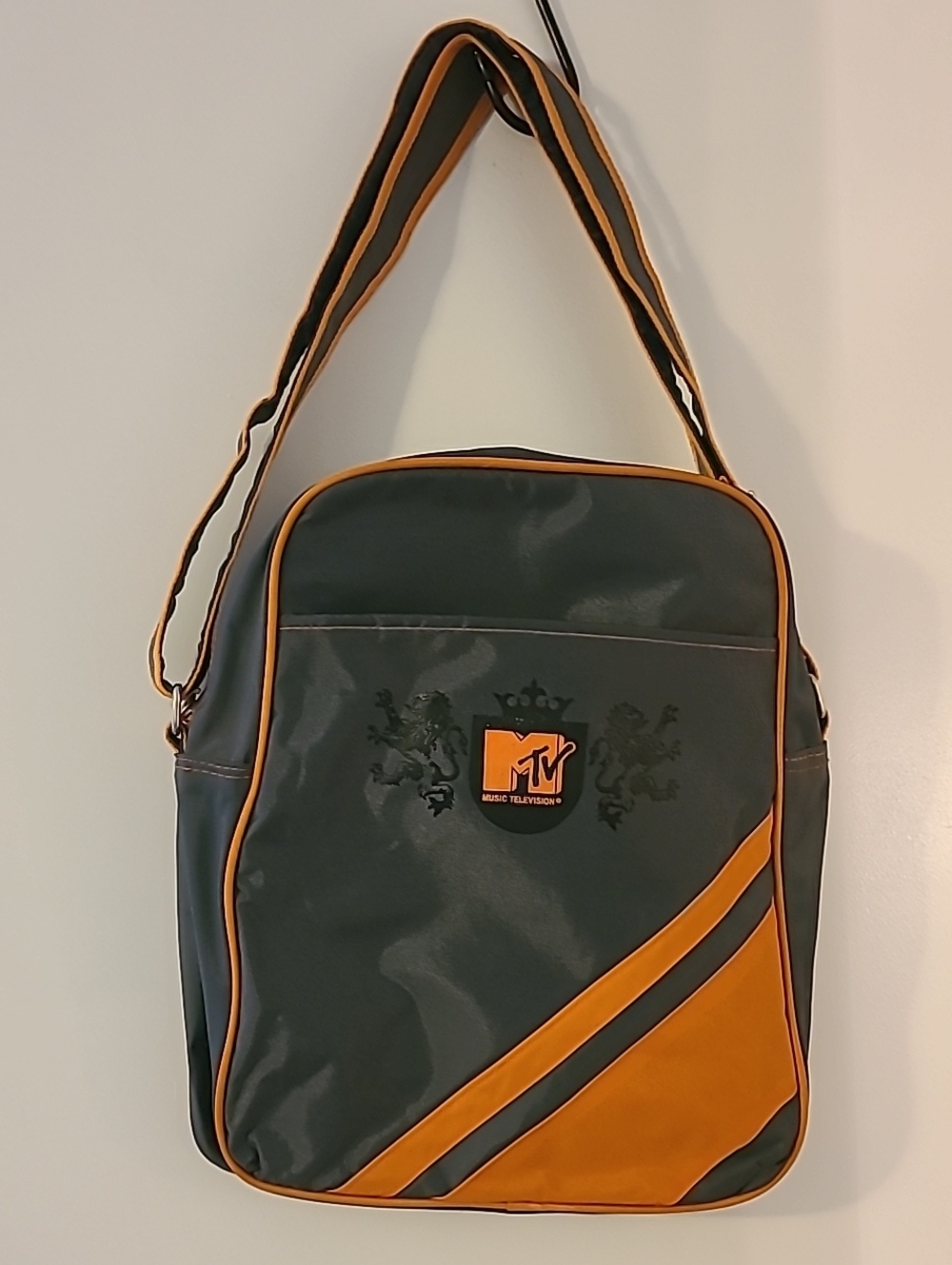 VTG Retro MTV Music Messenger Shoulder Bag Grey and Orange Lion Crest Logo Soren